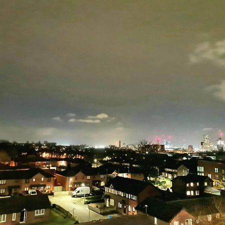 1-Bedroom Aprt In Salford- Freeparking- Sleeps3 Manchester Exteriér fotografie